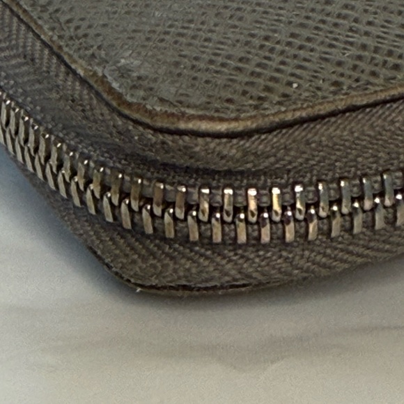 Authentic LOUIS VUITTON Taiga Zippy Long Wallet - Picture 5 of 12